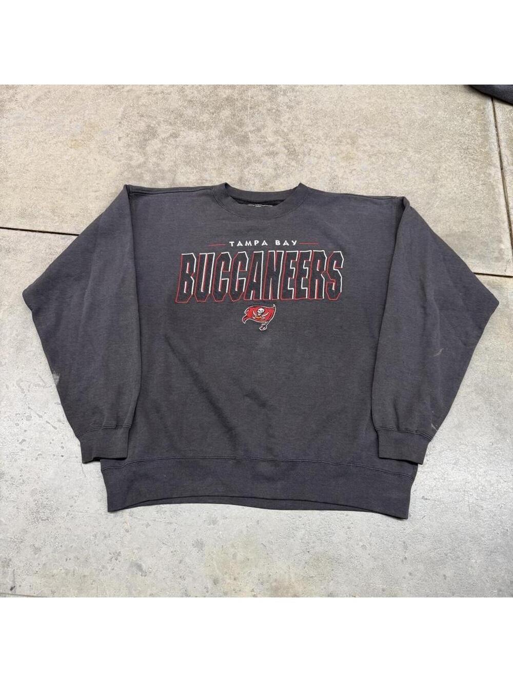 vintage tampa bay buccaneers faded black spell out crewneck size large